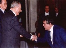 Lorenzo Enriques riceve il premio dal Presidente Ciampi